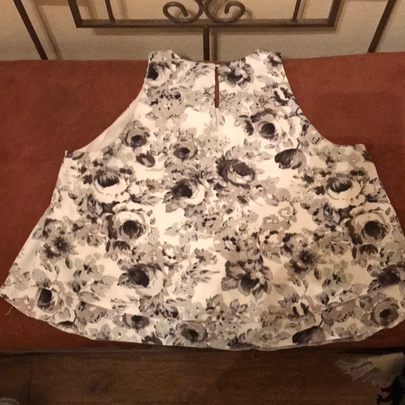 Guess super cute gray blouse size small - Picture 6 of 7